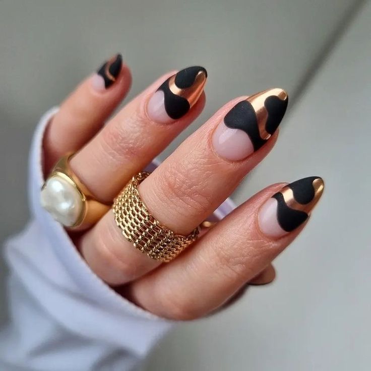 Short Gold Nail Designs for 2024 21 Ideas: NYE and Christmas New Trendsetters