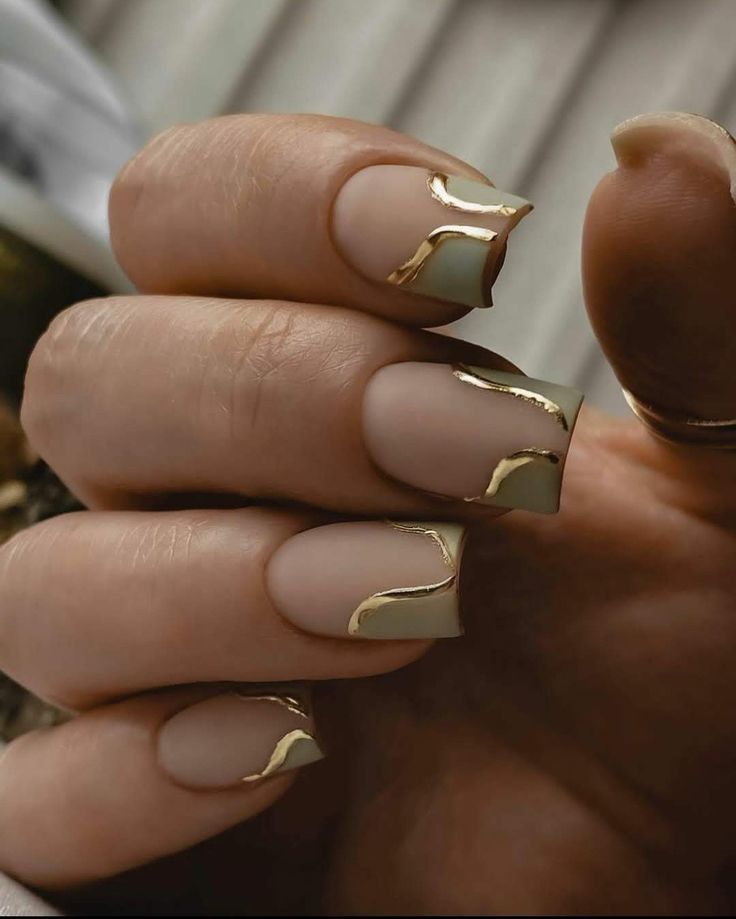 Nail the Winter Look: Glamorous Gold Nail 16 nápadů pro roky 2023–2024