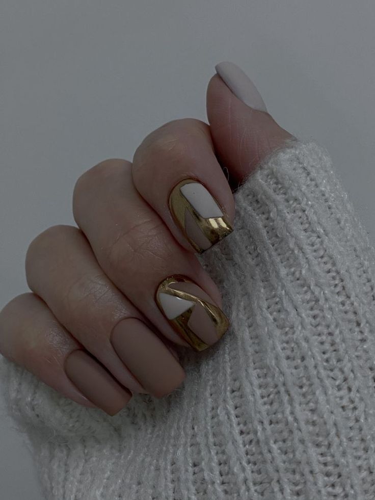 Nail the Winter Look: Glamorous Gold Nail 16 nápadů pro roky 2023–2024