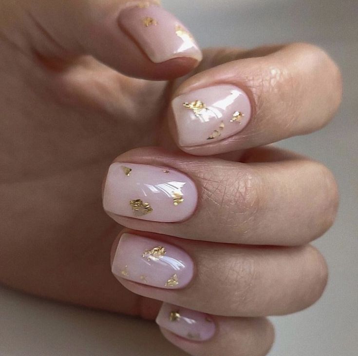 Short Gold Nail Designs for 2024 21 Ideas: NYE and Christmas New Trendsetters