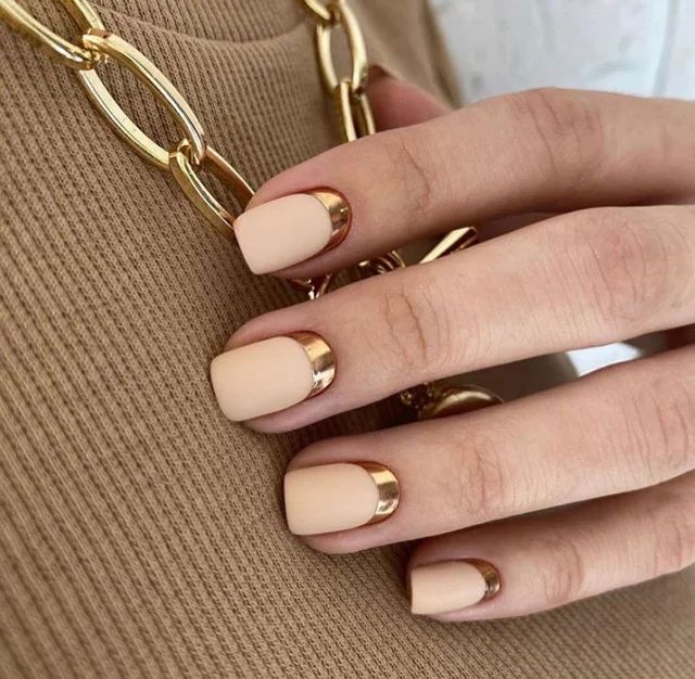 Short Gold Nail Designs for 2024 21 Ideas: NYE and Christmas New Trendsetters