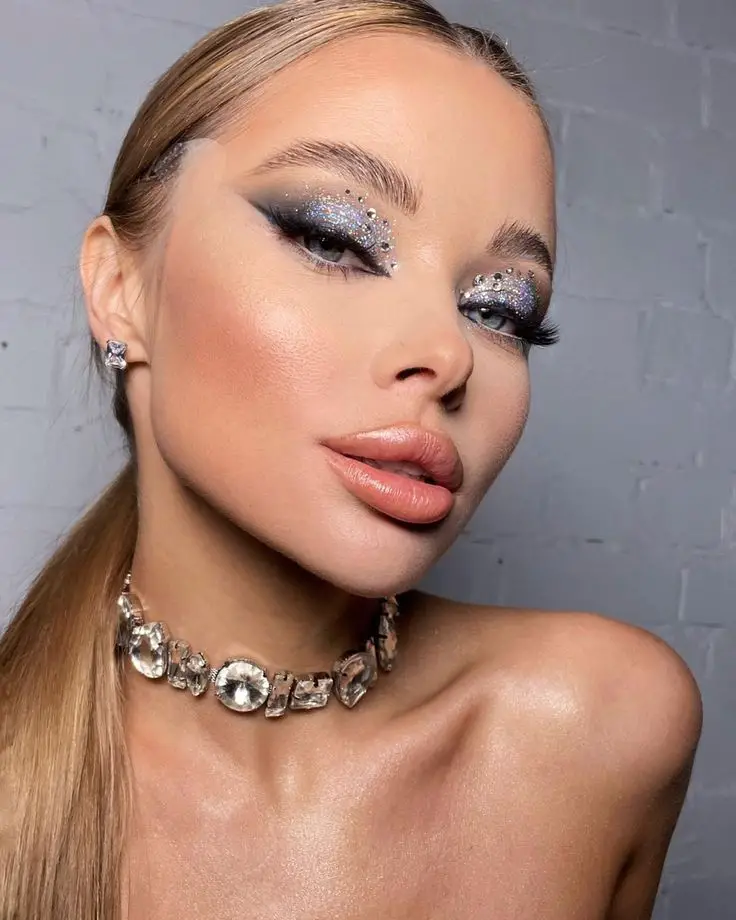 Christmas Makeup 2023 16 Ideas: Dive into a World of Glitter and Elegance