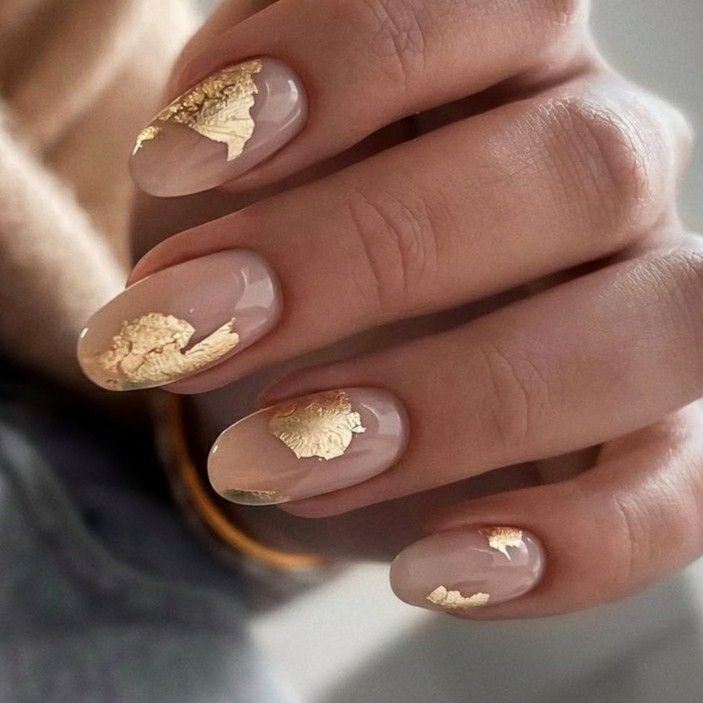 Nail the Winter Look: Glamorous Gold Nail 16 nápadů pro roky 2023–2024