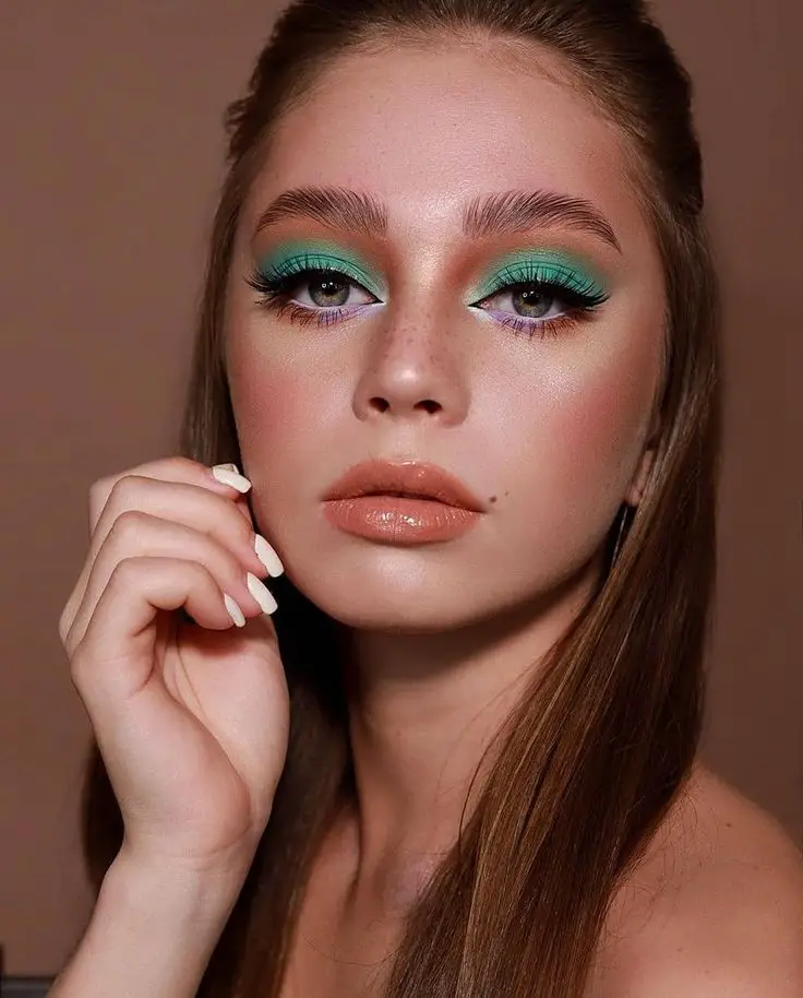 New Year's Makeup Green 2024 16 Ideas: Glamorous Eyes, '80s Vibes, and Enchanting Trends