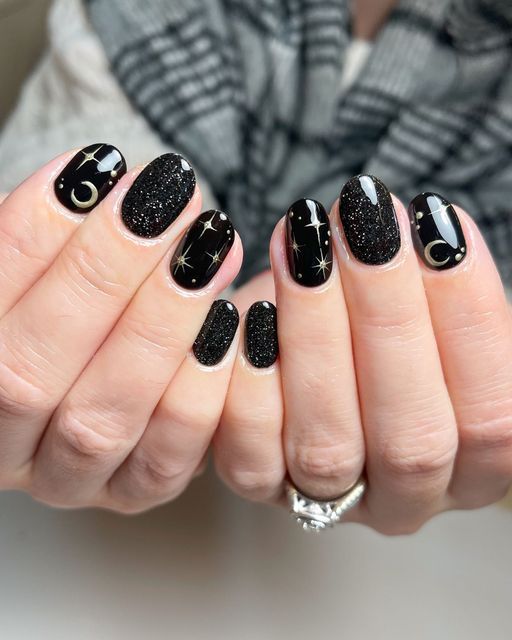 Short New Year's Nails: Black 2024 Designs & Trendy 16 Ideas