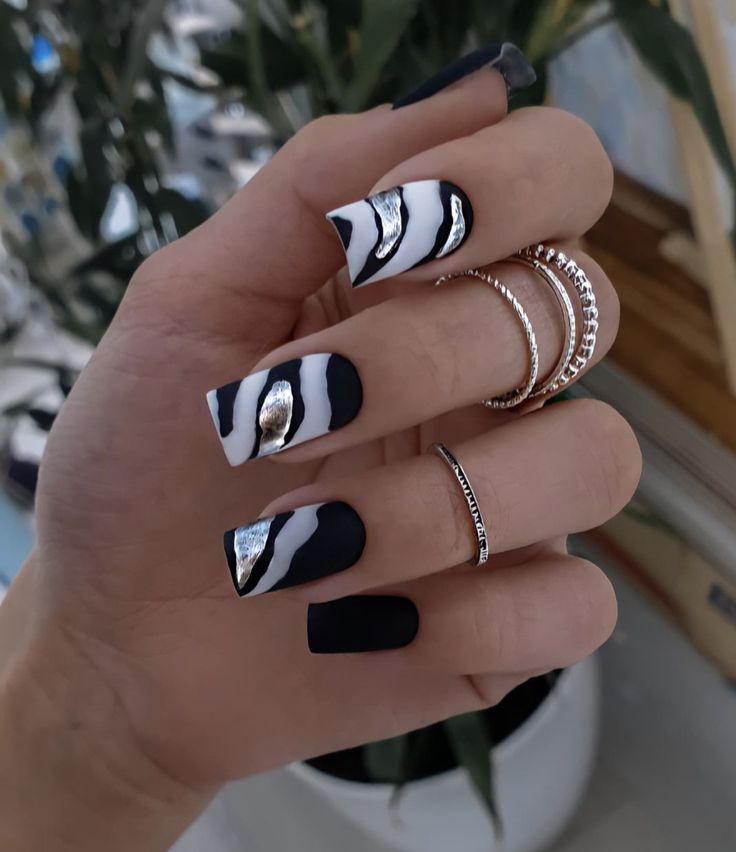 Black Christmas Nails 2023 22 nápadů: Rock Your Holiday Look!