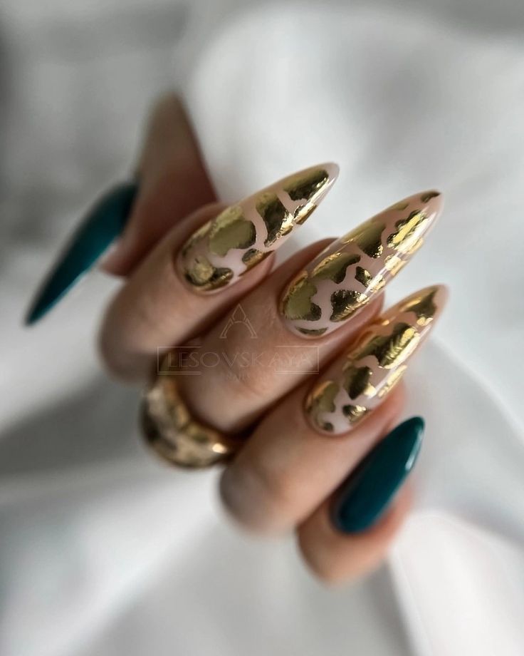 Nail the Winter Look: Glamorous Gold Nail 16 nápadů pro roky 2023–2024