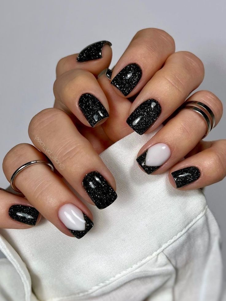 Short New Year's Nails: Black 2024 Designs & Trendy 16 Ideas