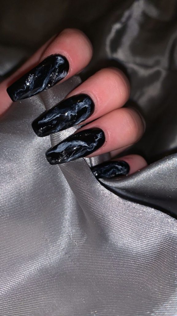 Black Christmas Nails 2023 22 nápadů: Rock Your Holiday Look!