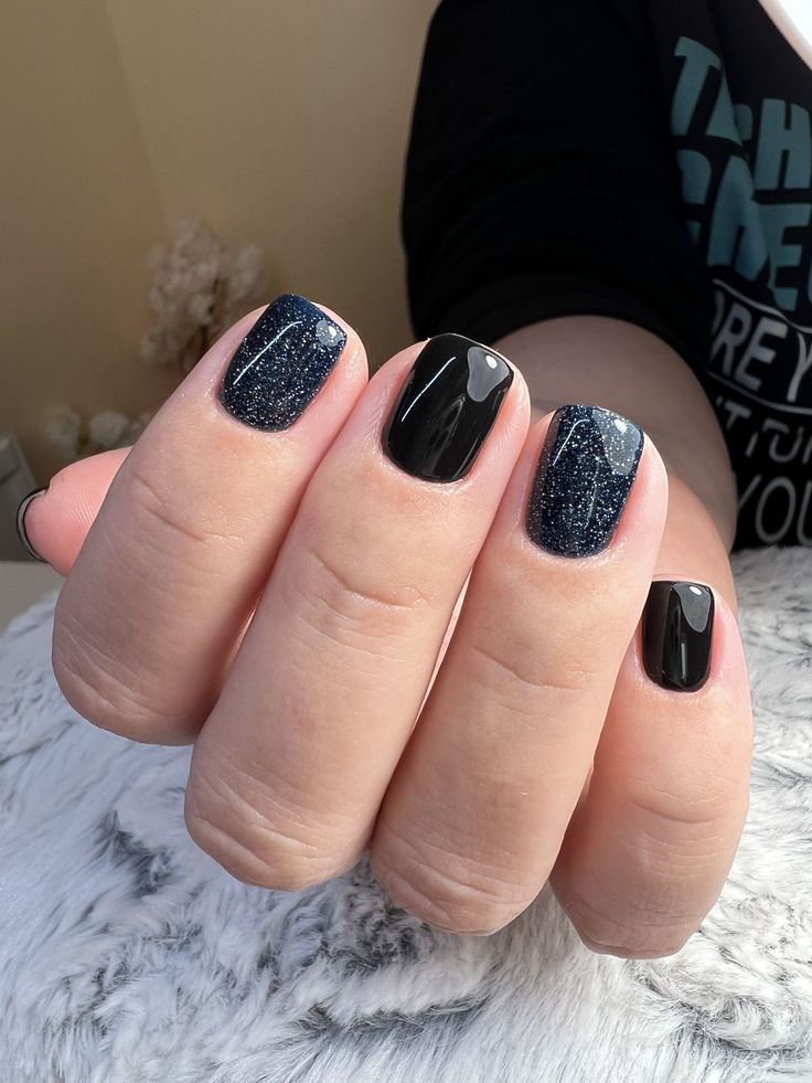 Short New Year's Nails: Black 2024 Designs & Trendy 16 Ideas