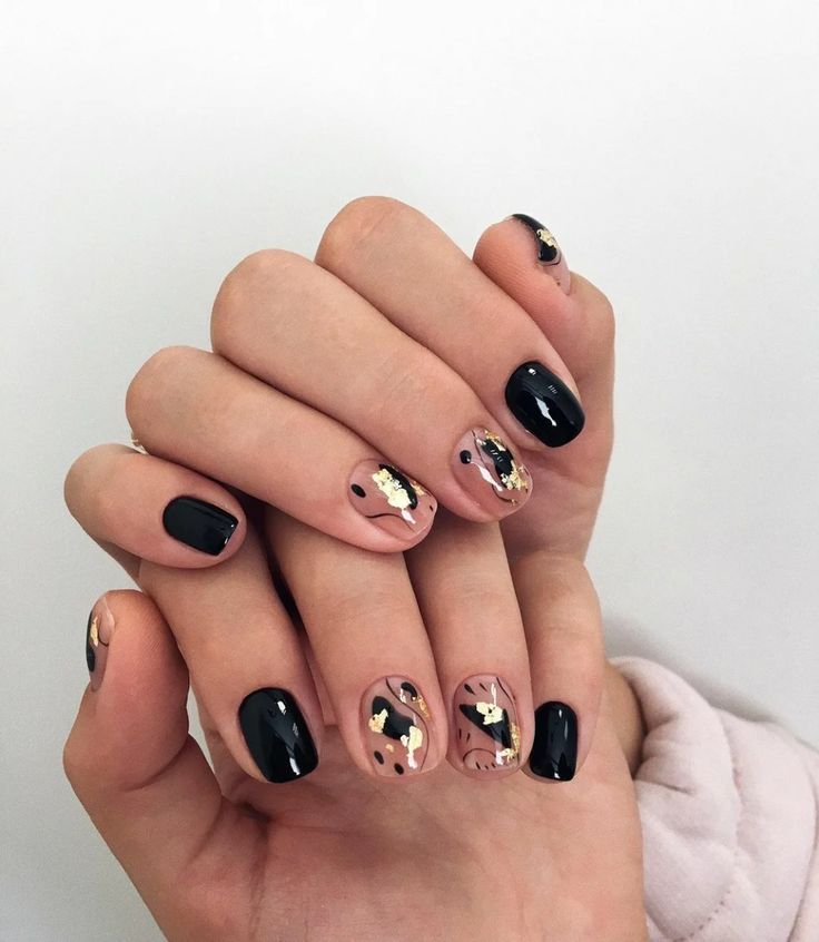 Short Gold Nail Designs for 2024 21 Ideas: NYE and Christmas New Trendsetters