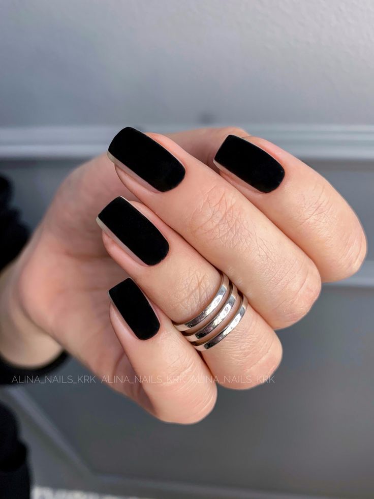 Black Christmas Nails 2023 22 nápadů: Rock Your Holiday Look!