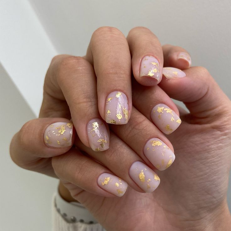 Short Gold Nail Designs for 2024 21 Ideas: NYE and Christmas New Trendsetters