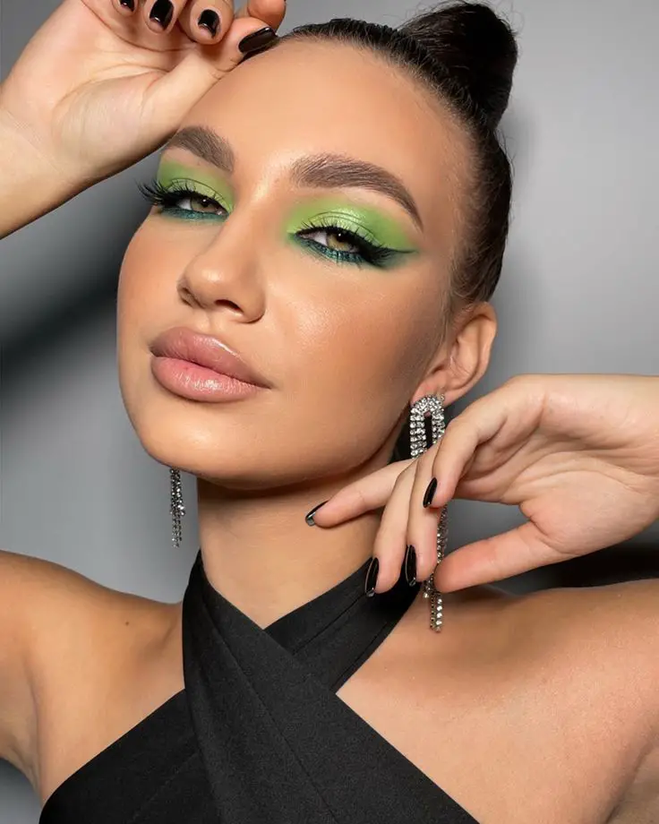 New Year's Makeup Green 2024 16 Ideas: Glamorous Eyes, '80s Vibes, and Enchanting Trends