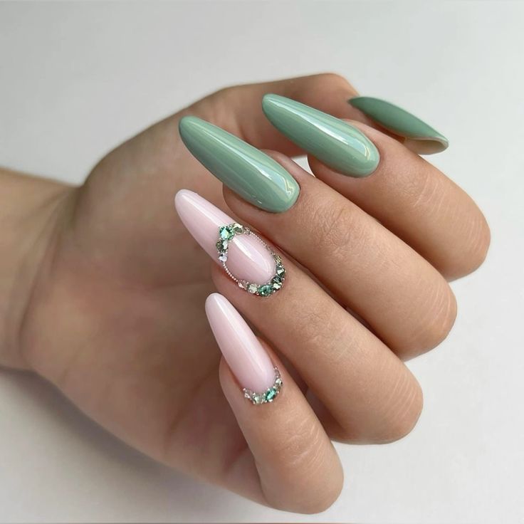 Almond Christmas Nails 2023 22 Ideas: Festive Designs for Winter Beauty