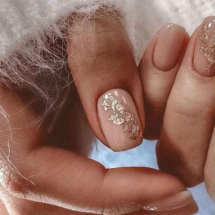 Short Gold Nail Designs for 2024 21 Ideas: NYE and Christmas New Trendsetters