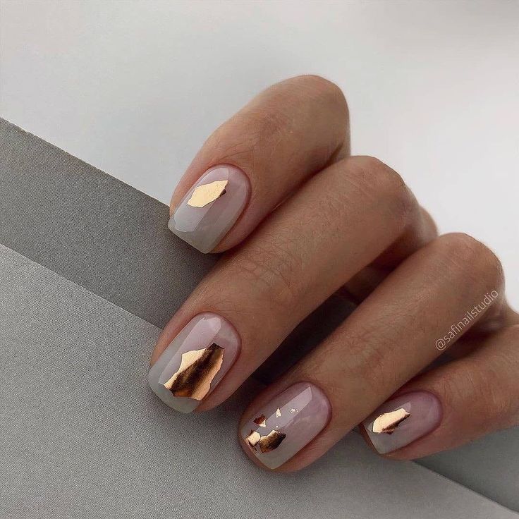 Short Gold Nail Designs for 2024 21 Ideas: NYE and Christmas New Trendsetters