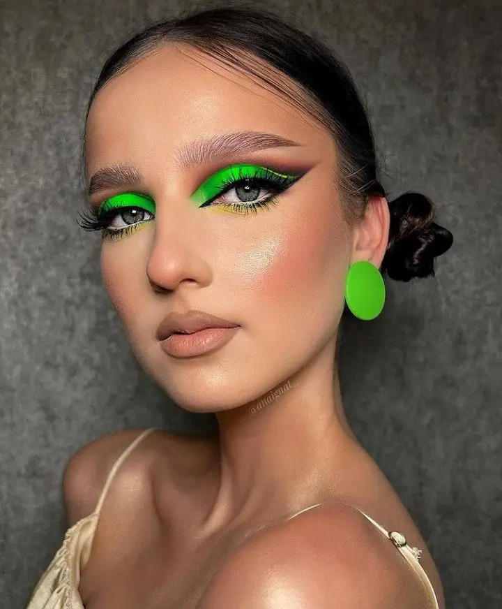 Novoroční make-up Green 2024 16 nápadů: okouzlující oči, vibrace 80. let a okouzlující trendy