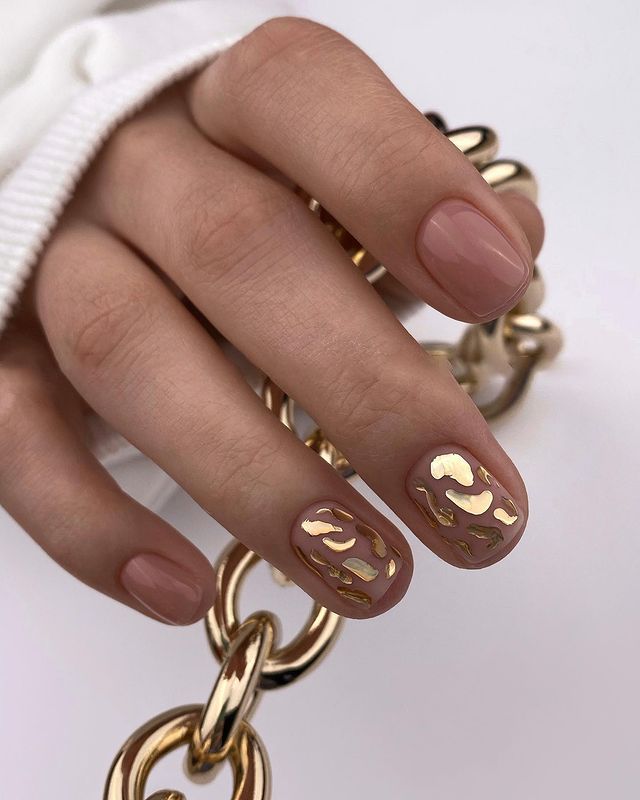 Short Gold Nail Designs for 2024 21 Ideas: NYE and Christmas New Trendsetters