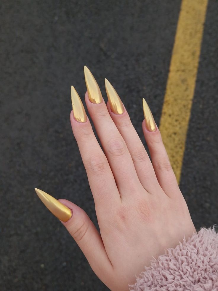 Nail the Winter Look: Glamorous Gold Nail 16 Ideas for 2023-2024