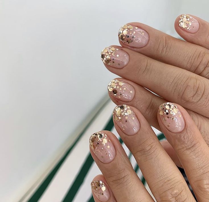 Short Gold Nail Designs for 2024 21 Ideas: NYE and Christmas New Trendsetters