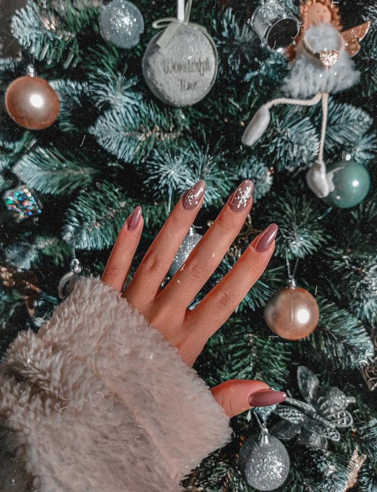 Christmas Nail Art 2023 21 Ideas: A Trending Style Guide