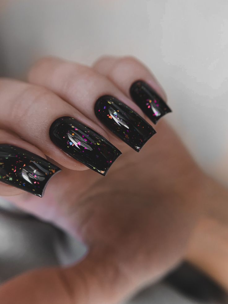 Black Christmas Nails 2023 22 nápadů: Rock Your Holiday Look!