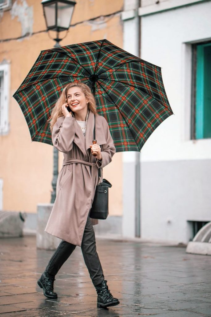 Stylově obejmout déšť: Umbrella Outfit 2024 18 nápadů