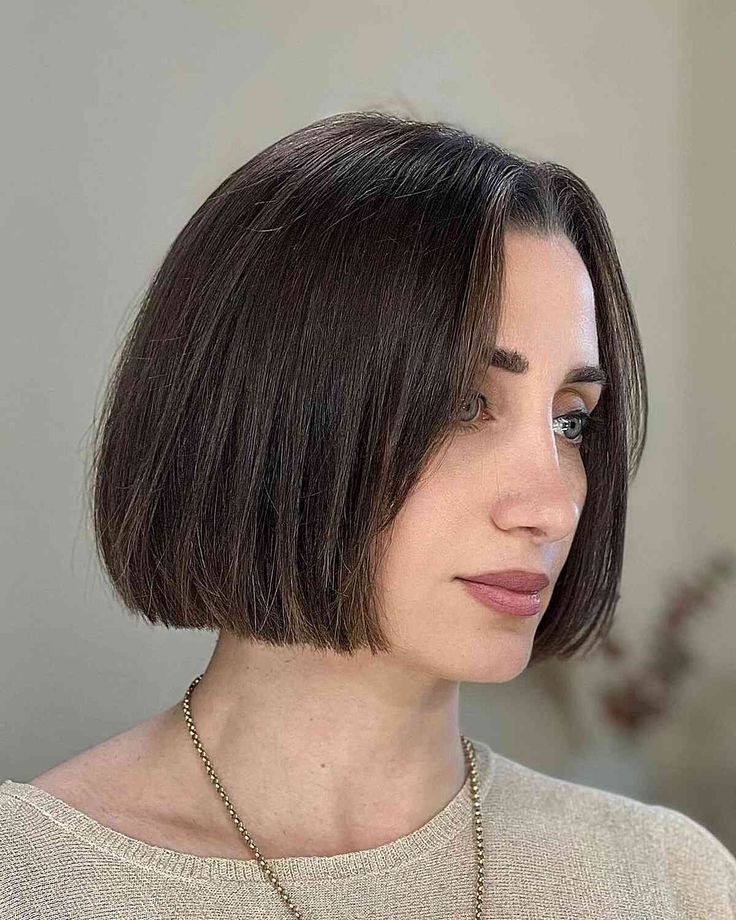 2024's Chic Middle Part Haircuts Guide 16 Ideas