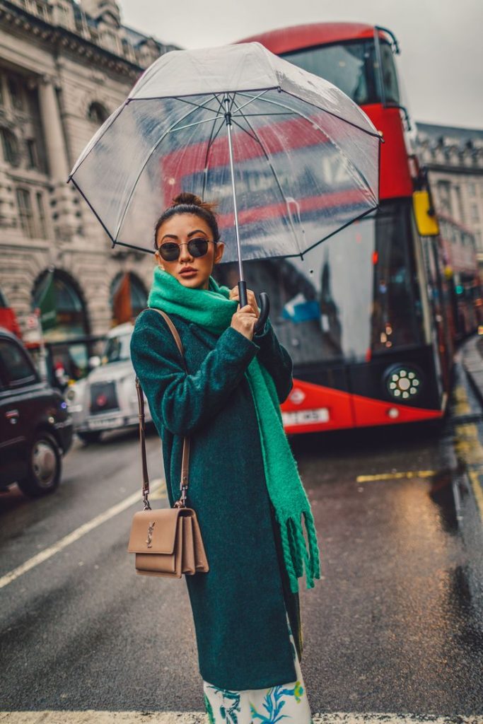 Stylově obejmout déšť: Umbrella Outfit 2024 18 nápadů