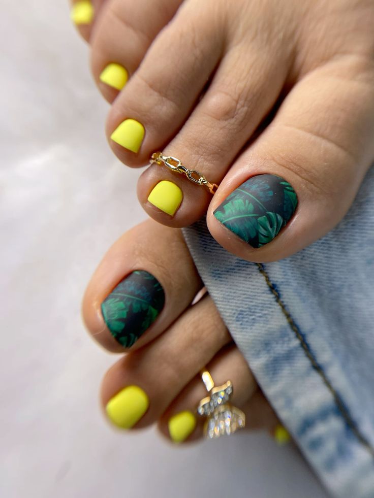 Intriguing Toes: A Journey Through Summer Pedicure Designs 25 Ideas