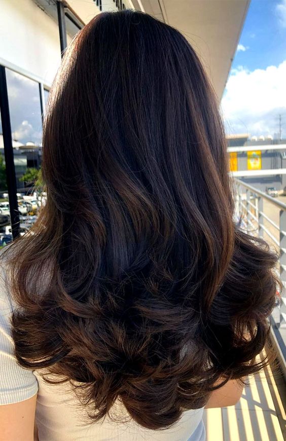 Chic and Versatile: Medium Length Fall Hairstyles to Refresh Your Look 25 Ideas