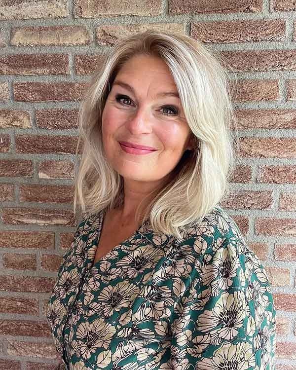 Fall Hairstyles for Women Over 40 24 Ideas: Embrace the Season with Style