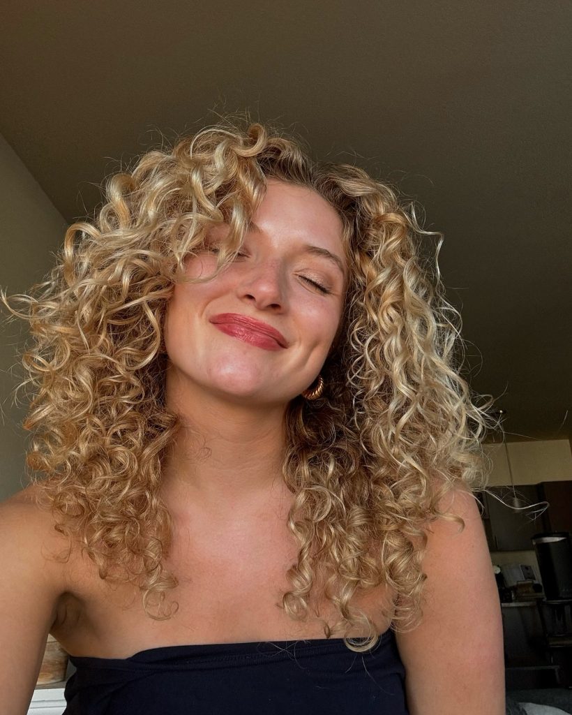 Short Curly Hair with Layers 23 Ideas 2025: Effortless Styles for Every Woman