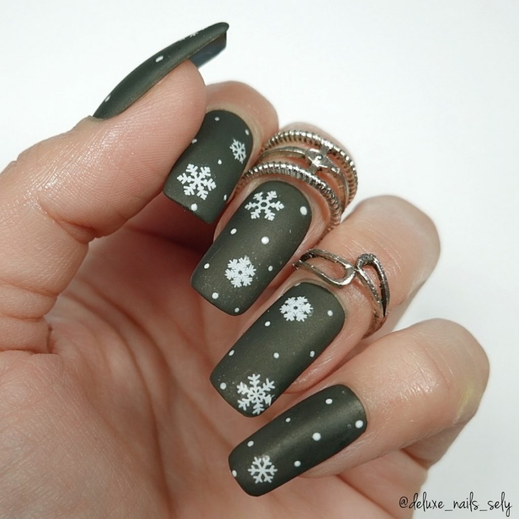 Winter Nails Square 2024 - 2025: Inspiring Looks for the Season