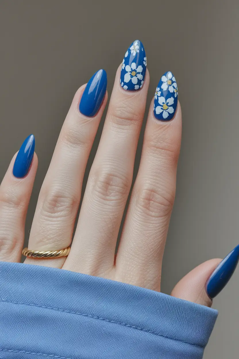 blue nails summer flower Daisy Blooms on Bold Blue