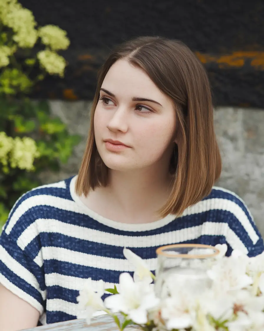 Fall 2025 hairstyles for Round Faces Classic Straight Shoulder Bob