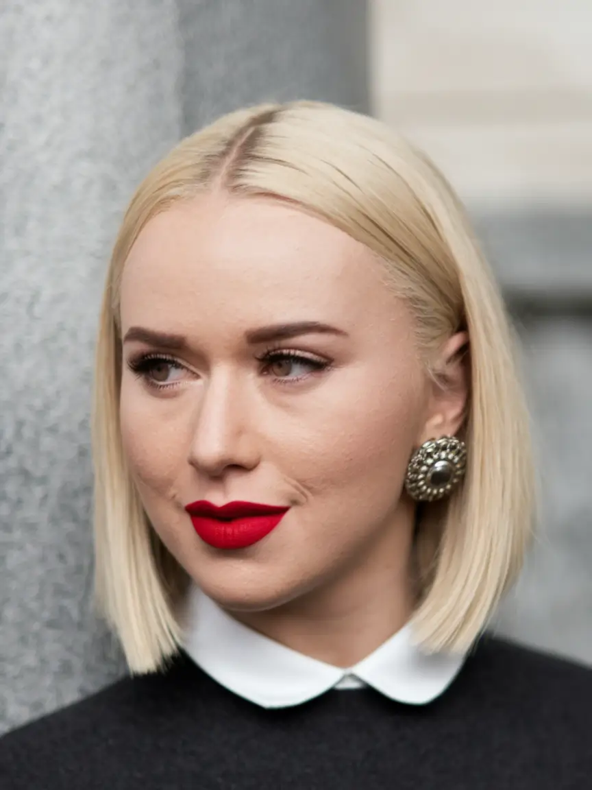 Fresh Fall 2025 Haircuts for Women Over 40 Sleek Blonde Bob with a Graphic Edge