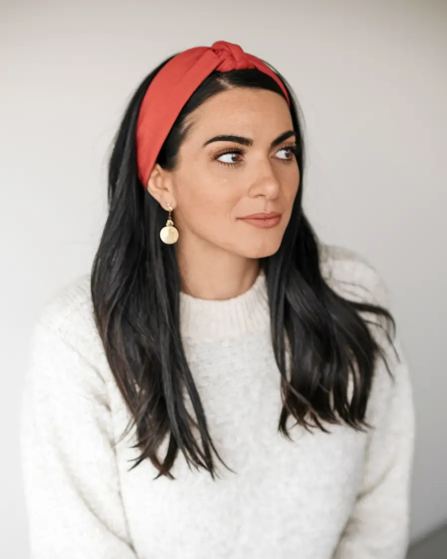 Must-Try Hairstyles for Women in Fall 2025 – Crimson-Knot Headband Charm
