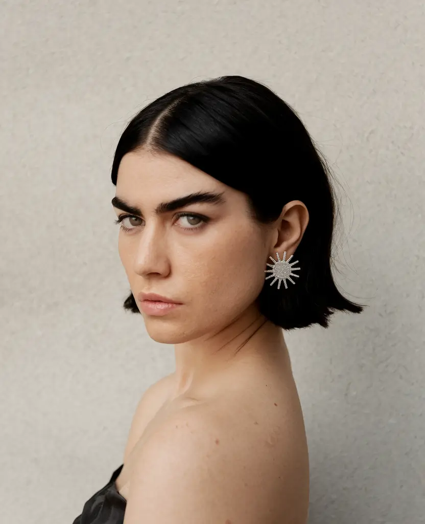 Fall 2025 Hairstyle + Hair Color Inspiration Minimalist Chic Jet-Black Bob