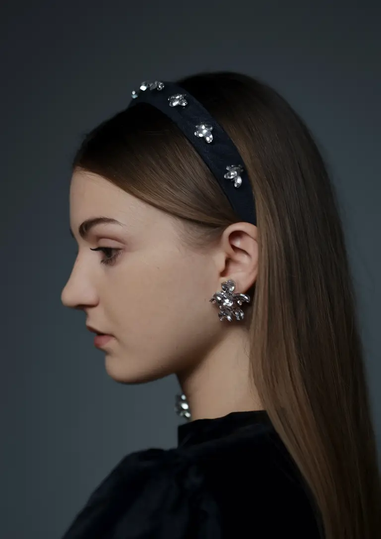Haircuts to Try in October 2025 Classic Sleek with Headband