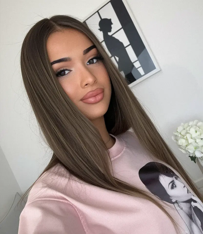 Trending Medium Haircuts Winter 2025-2026 Sleek Straight Medium Cut