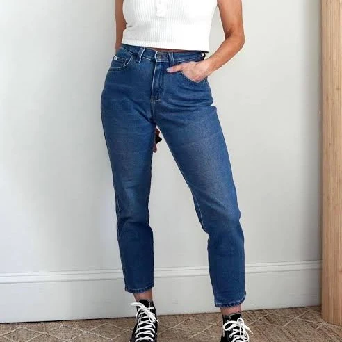 Vintage 90's Lee High Rise Waist Tapered Leg Medium Blue Wash Denim Classic Fit Mom Jeans - 25" Waist