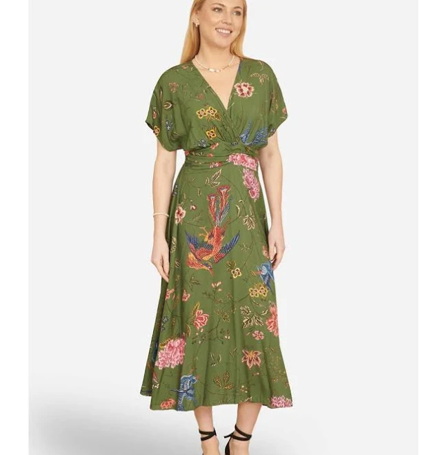 Flowy V-neck midi dress with short sleeves and a tiered skirt