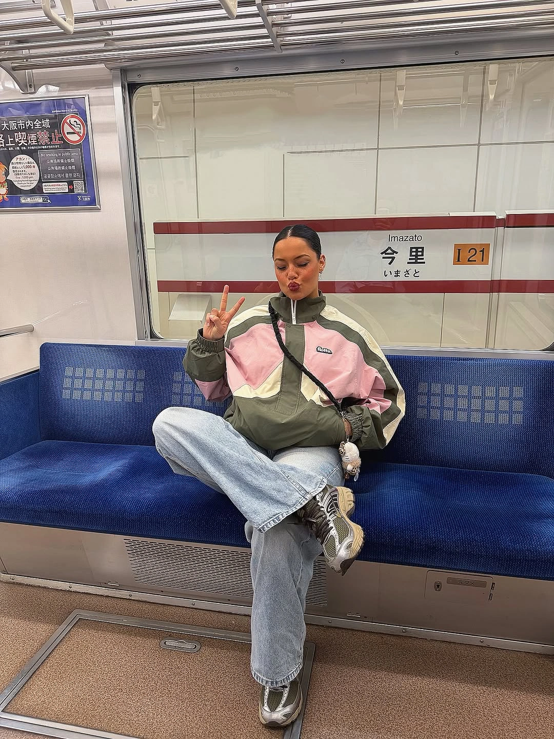 comfy fall outfits 2026 Retro Windbreaker And Baggy Jeans For Train-Day Comfort