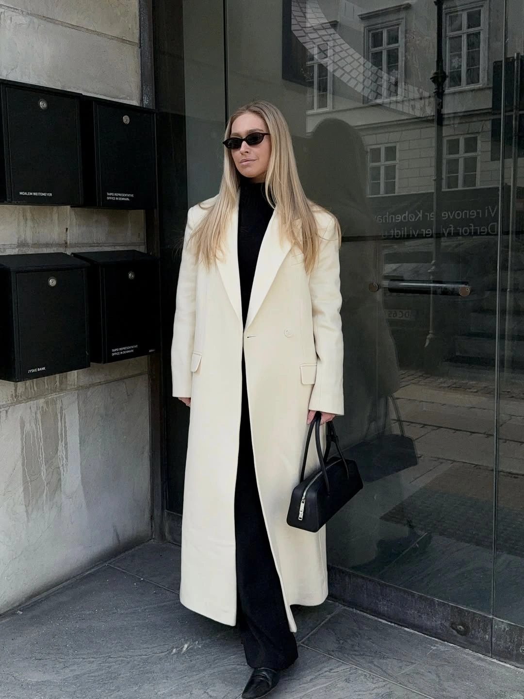 early fall outfits 2026 Ivory Coats And Black Layers For Effortless Contrast