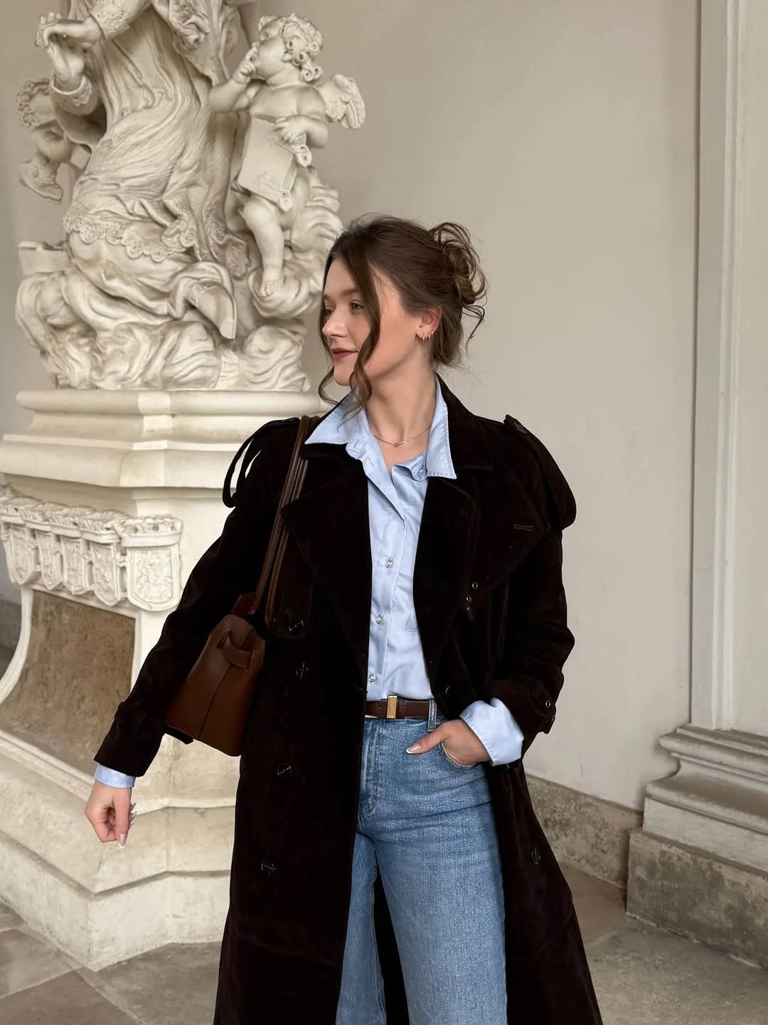 Early fall outfits ideas 2026 Classic Blue Shirts And Dark Coats For Timeless Fall Style