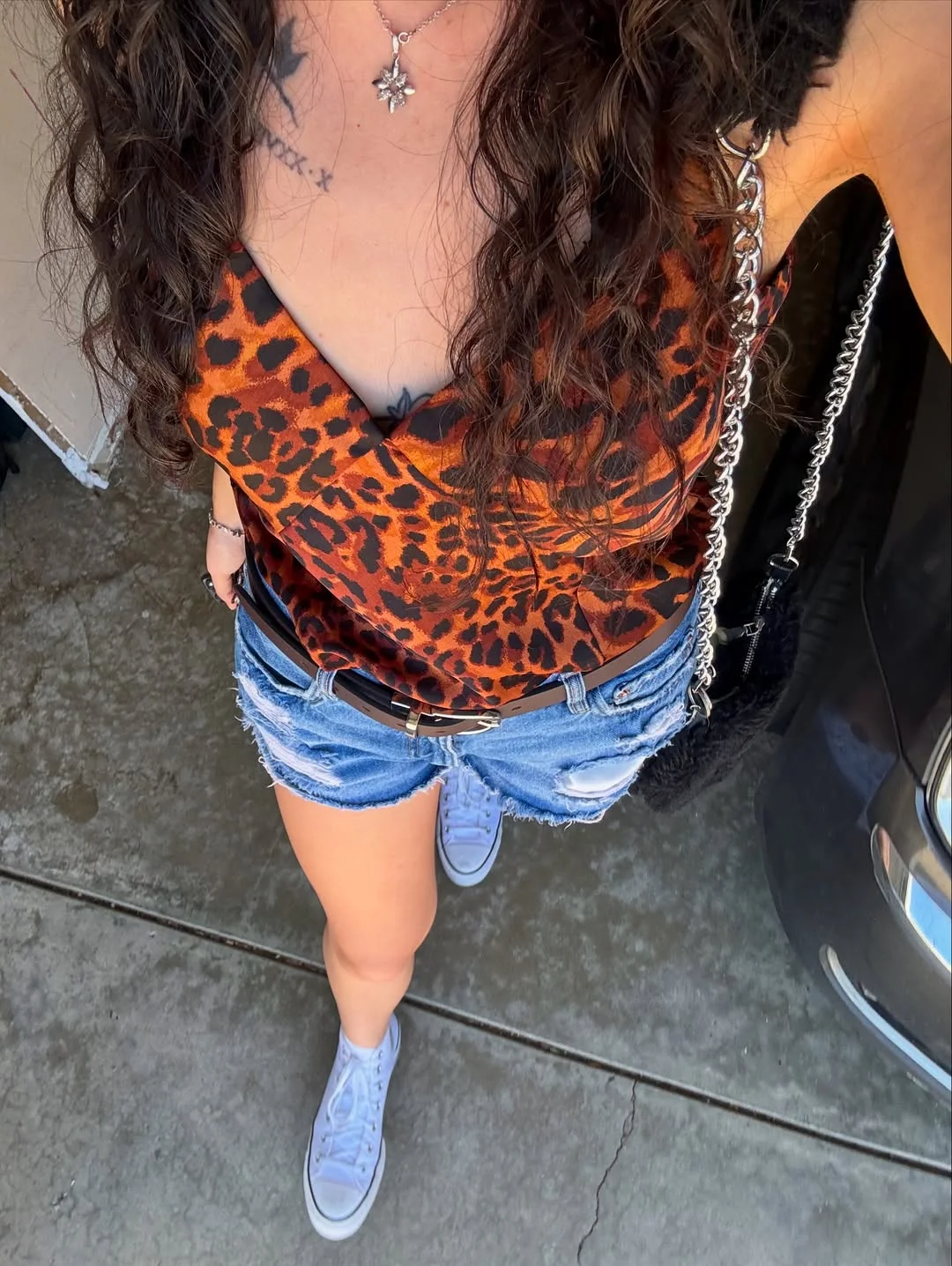 early summer outfits 2026 Leopard Print Tops Add Energy to Casual Denim Outfits