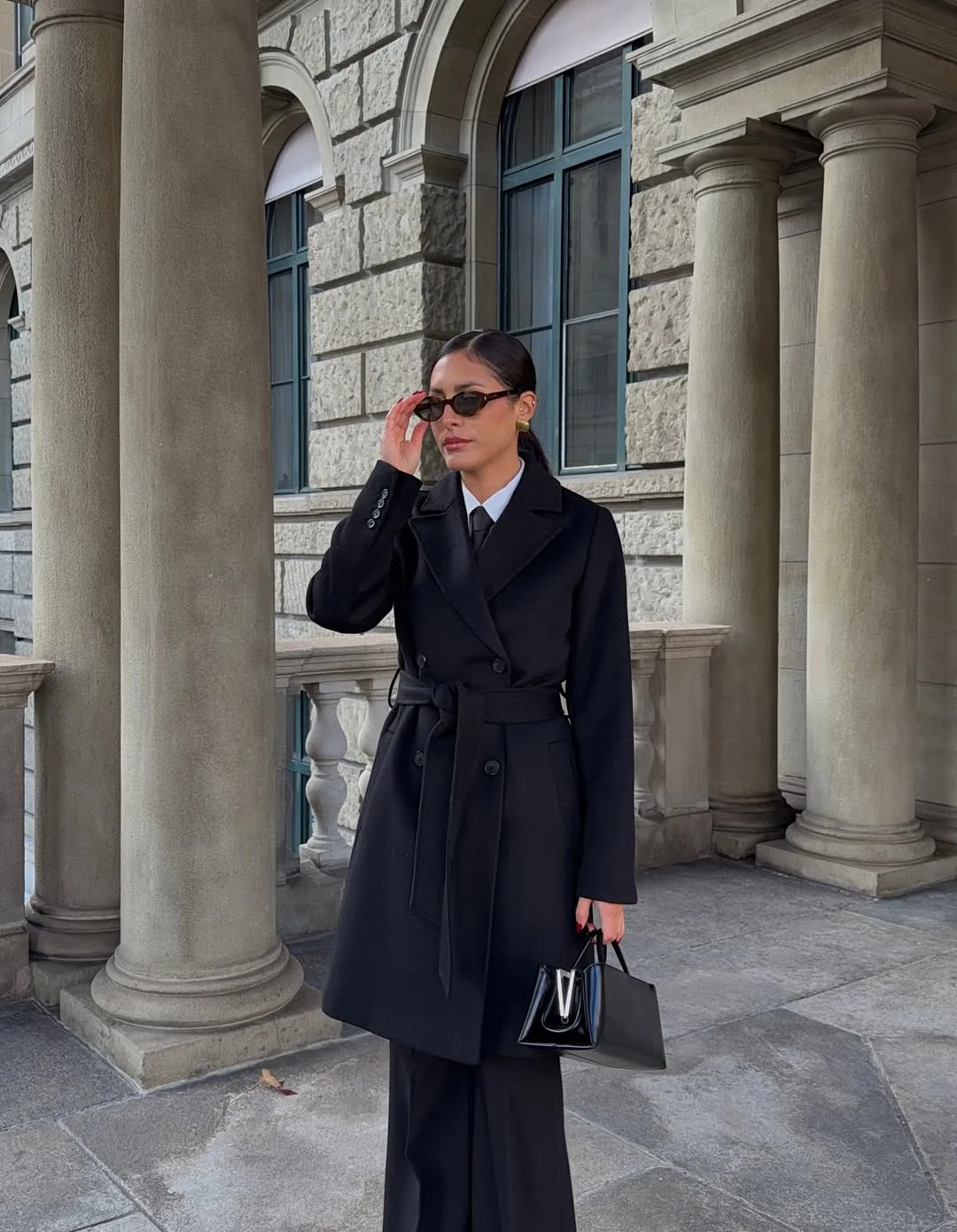 elegant fall office outfits 2026 The Power of a Tailored Black Coat and Monochrome Dressing