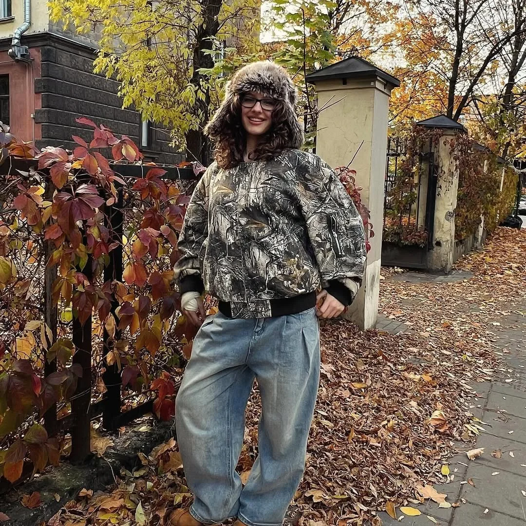 fall denim outfits for women 2026 Relaxed Camo Layers Bring Back Vintage Street Style Energy